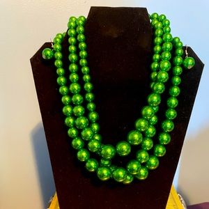 Adorable emerald green necklace set.  It’s a fashion jewelry piece!
